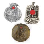 3 Abzeichen III. Reichdabei Anlaßabzeichen in ovaler reliefierter Form mit aufsitzend