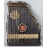 Konzert-Salon Harfebeidseitig leicht geschweiftes Holzgehäuse mit runder Schallöffnu