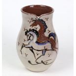 Keramikkrug *Pferde*rotbrauner Scherben weißlich glasiert, Boden mit Ritzsignatur, En