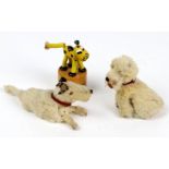 2 Hunde u.a.mit weißem Naturfell überzogener Holzkorpus, leiegnd sowie auf allen Vie