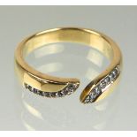 Ring mit weißen Saphiren GG 375punziert Gelbgold 375 (9 Karat), ca. 3,9 Gramm, leicht