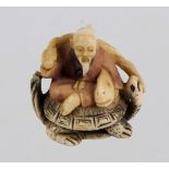 Netsuke mit SchildkröteElfenbein von Hand beschnitzt u. partiell farbig bemalt, signi