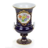 Meissen Kratervase *Blumenbouquet*Porzellan mit unterglasurblauer Schwertermarke der P