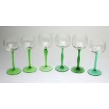 6 Weinkelche 1920er Jahrebauchige Klarglaskuppa, teils mit Schliffband, auf Grünglas