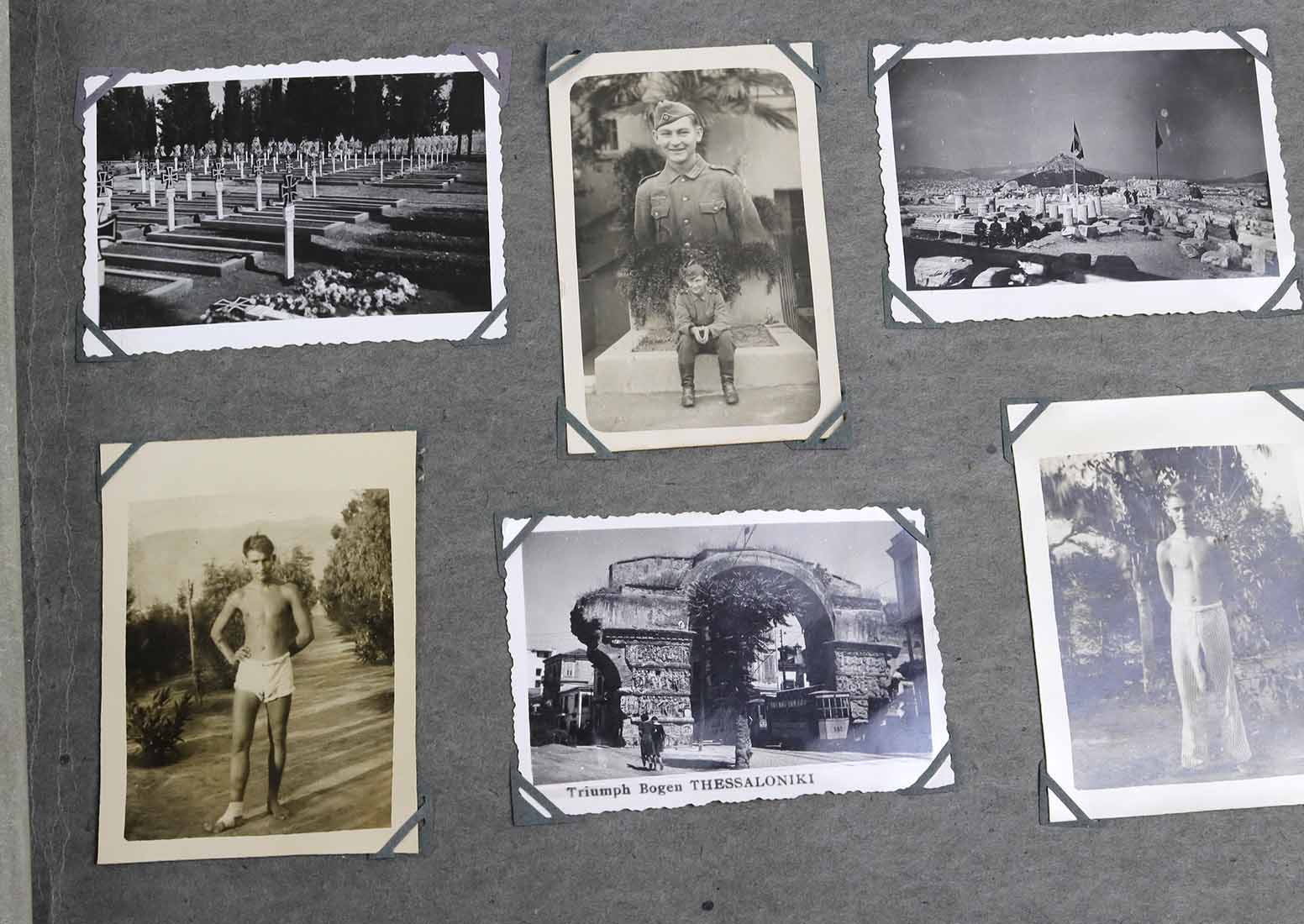Erinnerungsalbum mit Seidentuchgefüllt mit 83 kleinformatigen SW Fotos, überwiegend - Image 4 of 5