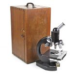 Mikroskop im Holzkastengemarkt Steindorff& Co Berlin sowie Nr. 531711, Monokular mit d
