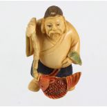 Netsuke FischerElfenbein von Hand beschnitzt u. partiell farbig bemalt, signiert, Dars