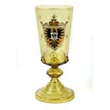 Historismus Wappen Pokal um 1880bernsteinfarbiges Glas mundgeblasen, offener getreppte