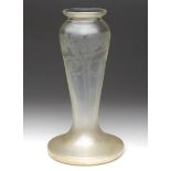 Jugendstil Vase um 1890/1900farbloses, nach unten hin leicht irisierendes Glas, mundge