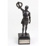Sport Ehrenpokal 1932/33Metallguß, Darstellung eines nur mit einem Tuch um die Hüfte