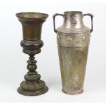 Henkelvase und Pokal um 1890/1900Metall teils mit Restversilberung, Pokal auf partiell