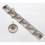 Filigran Armband und Anhänger Silberbeides punziert 835, ca. 26,8 Gramm, Armband aus