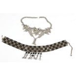 2 Statement Colliers mit Strassdabei 6-reihige Choker, enganliegendes Halsband von ca.