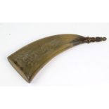 Barock Pulverhornflache Hornform mit beidseitiger Jagdgravur verziert, mit Holzplatte