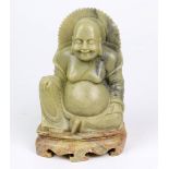 großer Jade Buddhahellgrüne Jade von Hand beschnitzt, im typischen Habitus sitzender