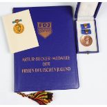 Artur Becker Medaille in Bronze mit UrkundeMedaille mit Interimsspange der Dreien Deut