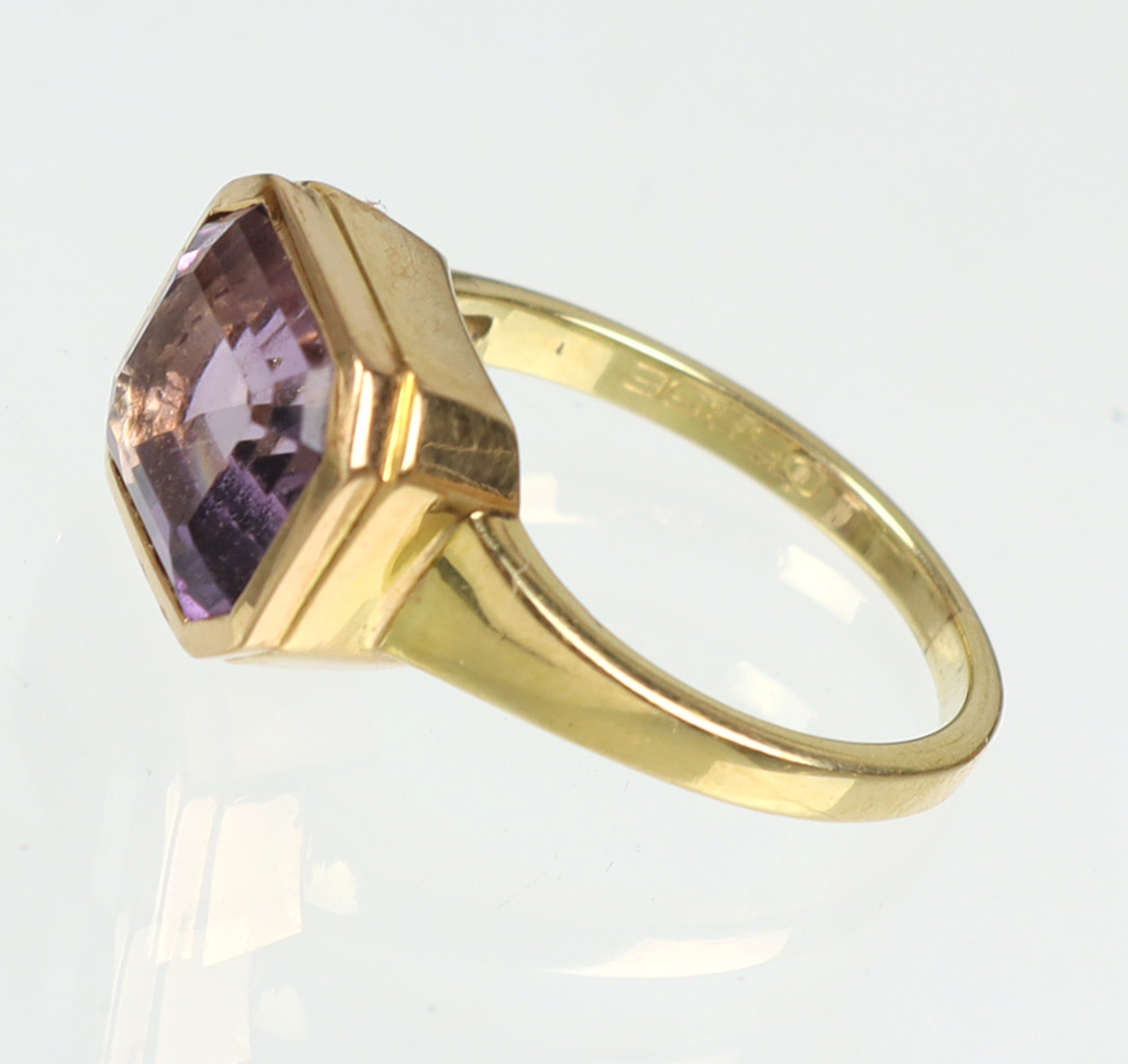 Design Ring mit Amethyst GG 585punziert Gelbgold 585 (14 Karat) sowie Signet, ca. 5 Gr - Image 2 of 2