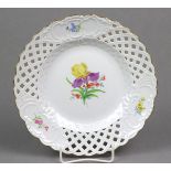 Meissen Durchbruchteller *Blume 2*Porzellan mit unterglasurblauer Schwertermarke der P