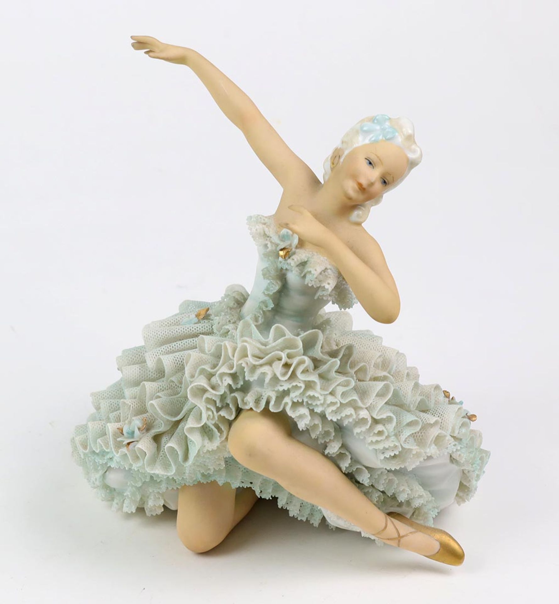 Ballerina im TüllkleidPorzellan mit unterglasurblauer Manufakturmarke Unterweißbache