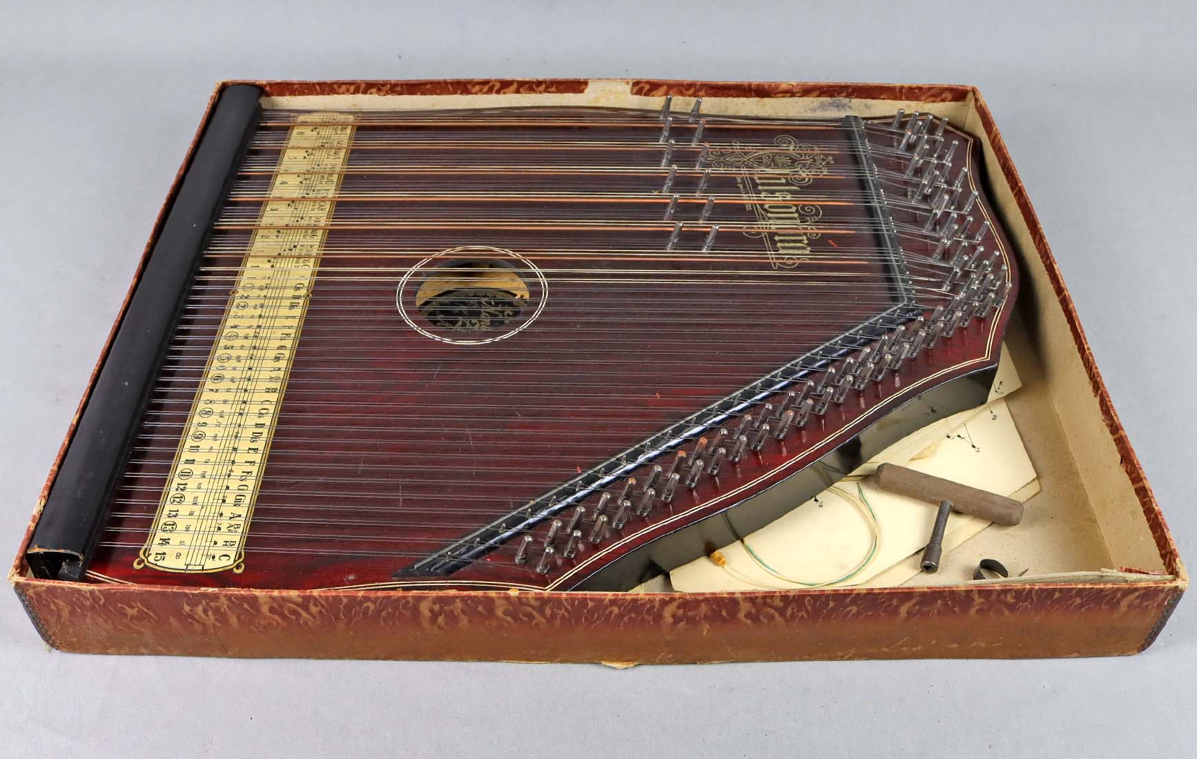 Konzert Mandolinen Zither *Alaska*dreiseitig geschweiftes Holzgehäuse mit runder Scha - Image 3 of 3