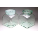 2 Vorratsbehälterleicht grünes Glas, ein Paar große quadratische Glasbehälter mit
