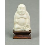 geschnitzter BuddhaElfenbein von Hand beschnitzt, freundlich lächelnder Buddha sitzen