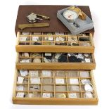 Posten Uhrenersatzteile und Meßinstrumentedreischübige Holzbox mit Unterteilungen, g