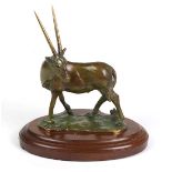 OryxBronze, naturalistische Oryxantilope auf Plinthe u. ovalem Holzsockel, umseitiges