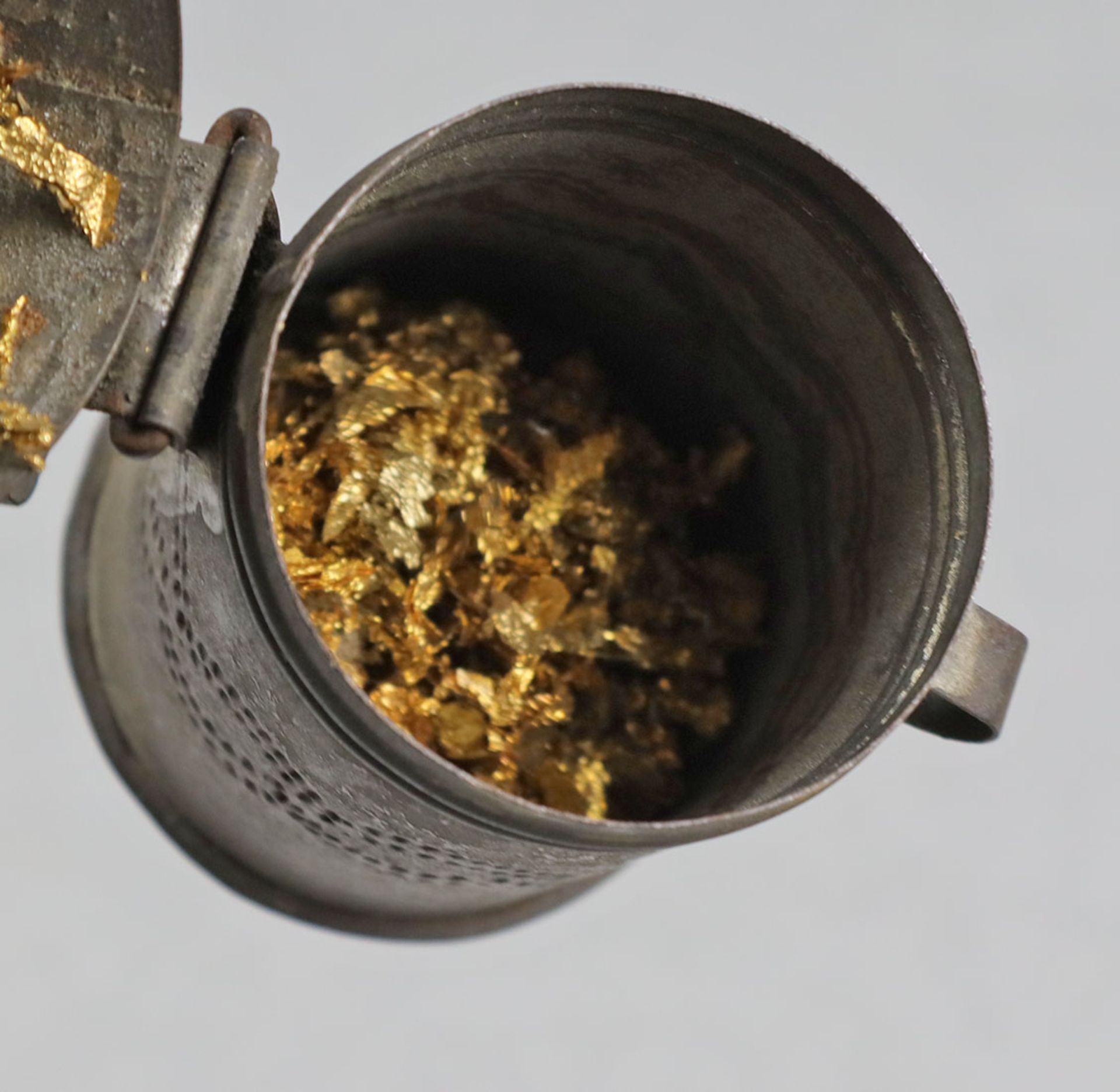 Spardose um 1900zylindrischer Metallblechkorpus mit umlaufendem Gravurband, Scharierde - Image 2 of 2