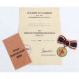 Kriegsverdienst Medaille 1939 mit UrkundeVorderseite mit erhaben geprägtem Kriegsver