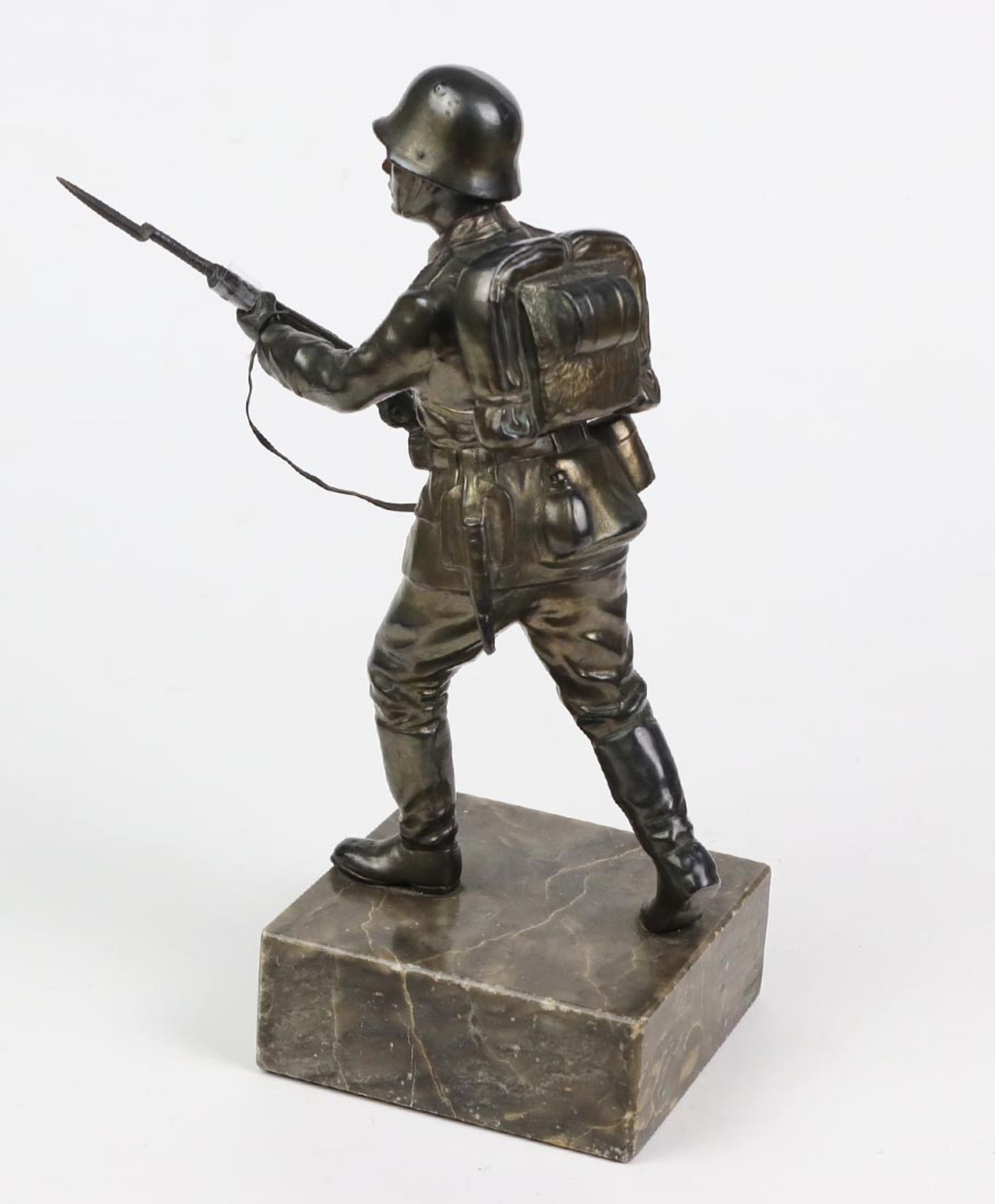 Ehrengabe *Bester Rekrut 1934/35*Metallguß, Soldat mit Marschgepäck u. Karabiner , H - Bild 3 aus 4