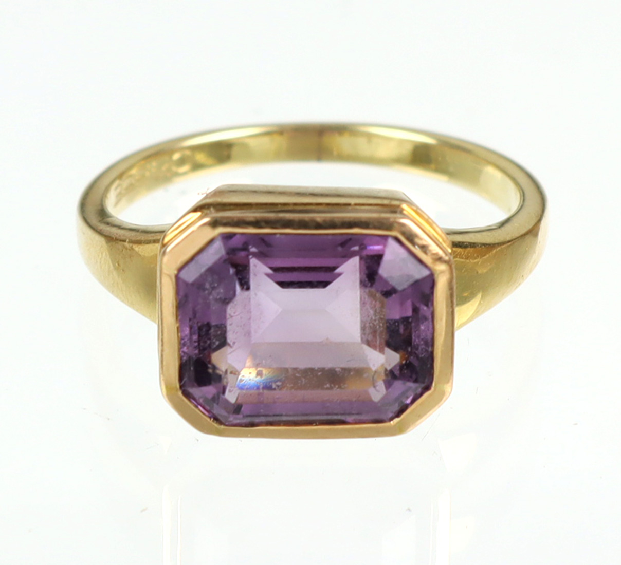 Design Ring mit Amethyst GG 585punziert Gelbgold 585 (14 Karat) sowie Signet, ca. 5 Gr