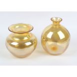 2 Karnival VasenIridill Glas, 2 verschieden ausgeführte Vasen mit zart irisierender O