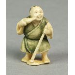 Netsuke um 1920signiert, Elfenbein von Hand beschnitzt Partiell farbig gefasst, Japane