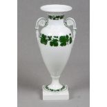 Meissen Amphoren Vase *Weinlaub*Porzellan mit unterglasurblauer Schwertermarke der Por