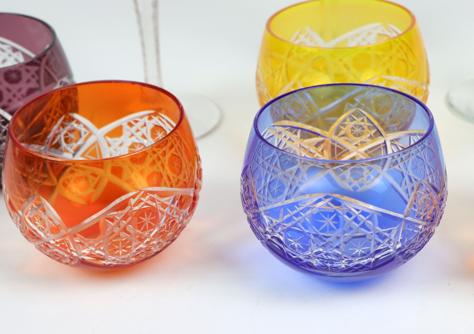 9 Kristallgläserfarbloses Kristallglas mundgeblasen, Kuppa verschieden farbig überfa - Image 2 of 4
