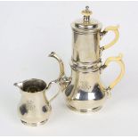 Kaffeekanne und Sahnegießer um 1860Silber punziert 13 Lot sowie Sackermann & Hessenbe