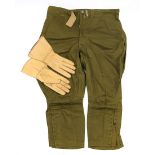 Stiefelhose u. Handschuhe weit geschnittene an den Unterschenkeln zum Schnüren ausgeführte grüne