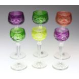 6 Likörkelche farbloses Kristallglas mundgeblasen, bauchige Kuppa verschieden farbig überfangen u.