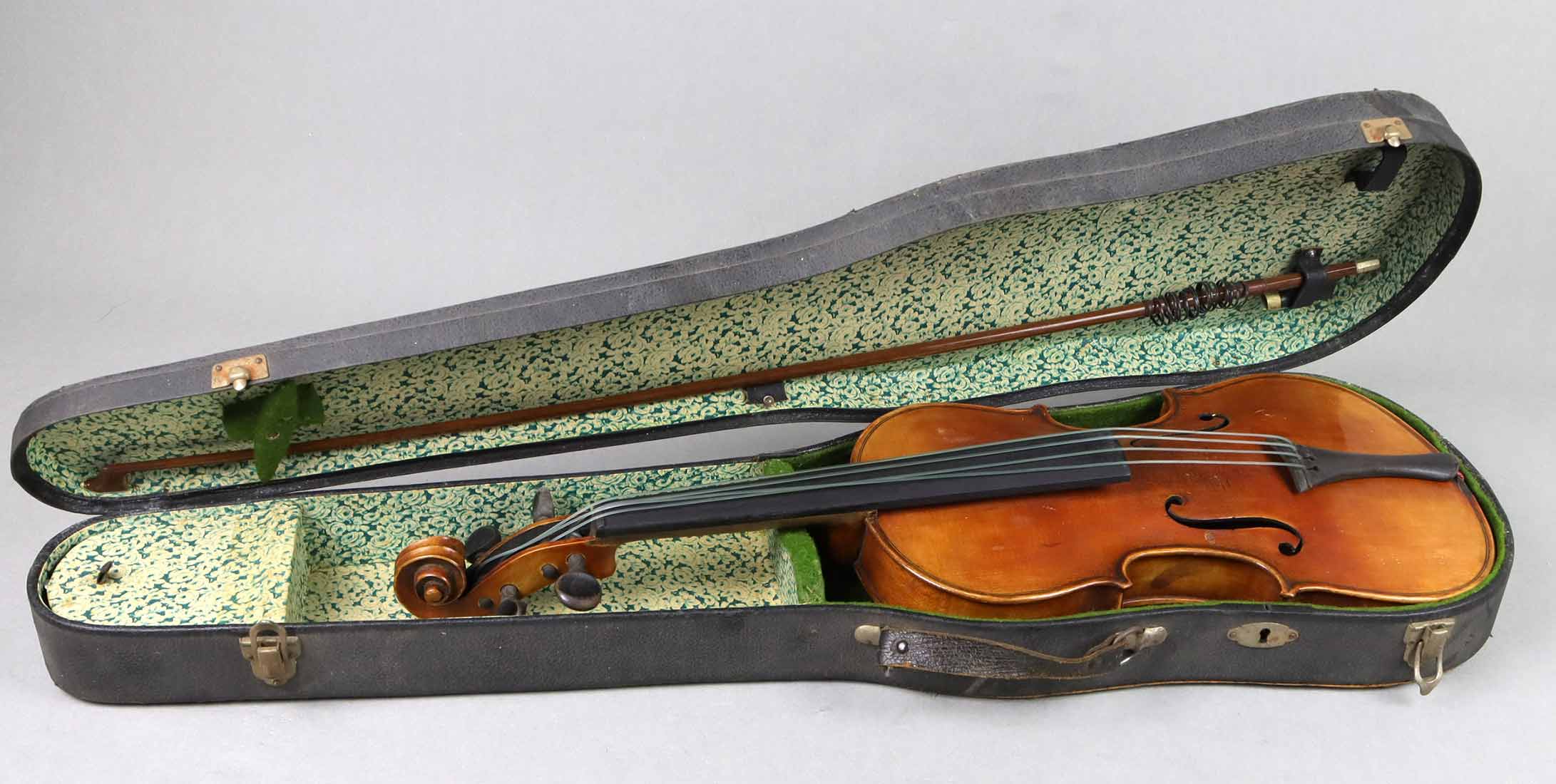 Geige mit Bogen im Kastenungemarkt, geschweifter sowie leicht gewöbter Holzkorpus, in - Image 5 of 5