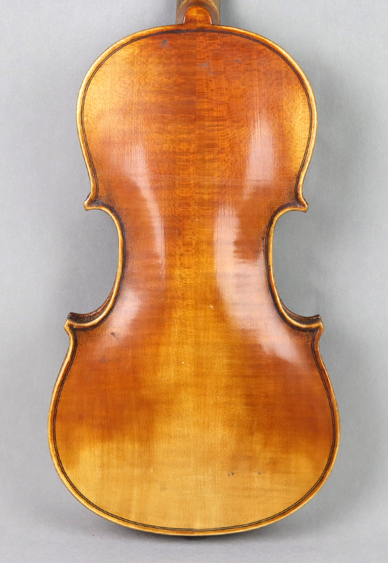 Geige mit Bogen im Kastenungemarkt, geschweifter sowie leicht gewöbter Holzkorpus, in - Image 4 of 5