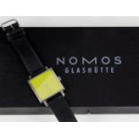 Armbanduhr *Nomos Glashütte*Modell Tetra Sonderedition Rührmichnichtan, quadratische