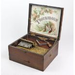 Polyphon Troubadour um 1900Spieluhr im Holzkorpus mit Scharnierdeckel, dieser mit Schr