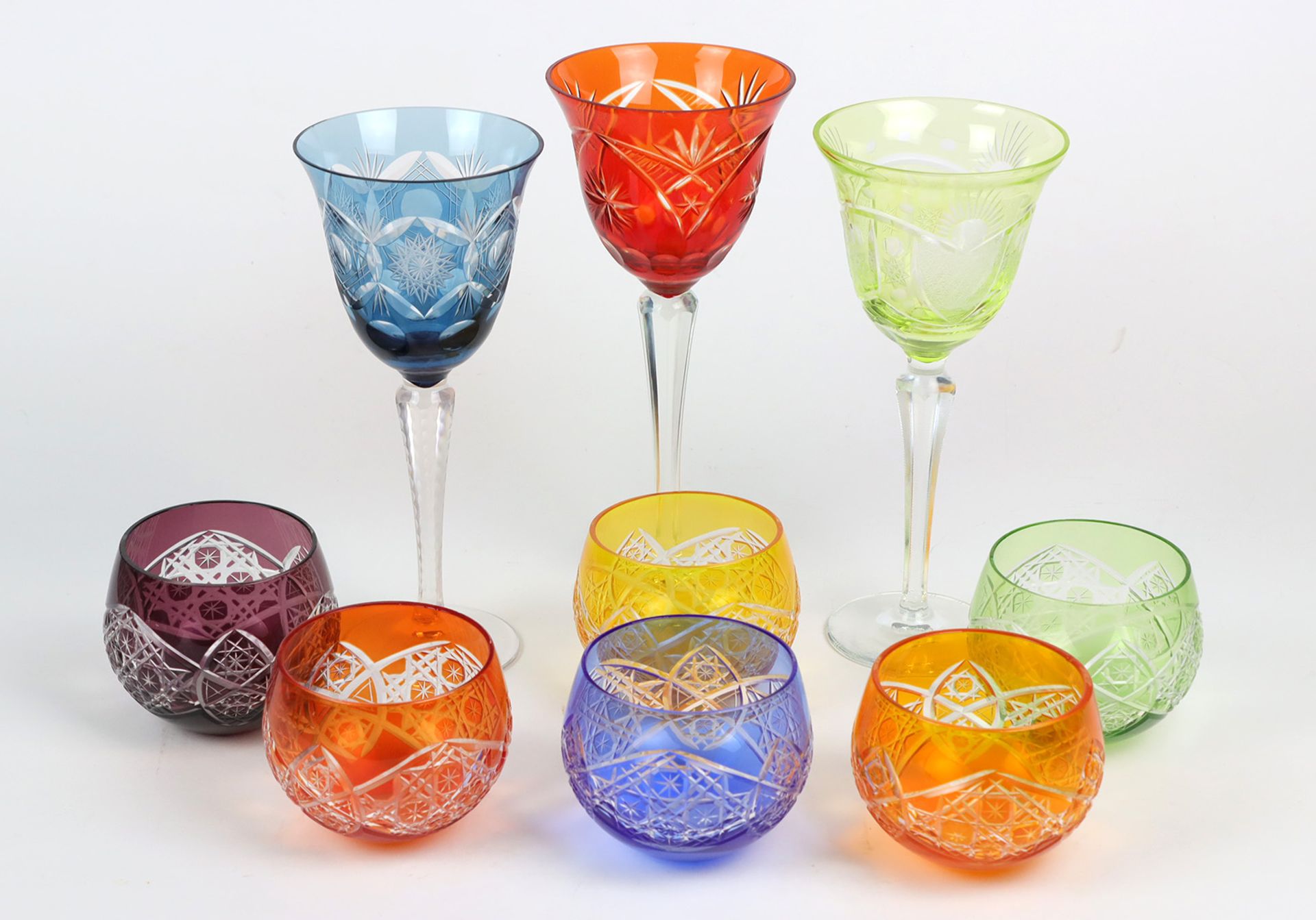 9 Kristallgläserfarbloses Kristallglas mundgeblasen, Kuppa verschieden farbig überfa