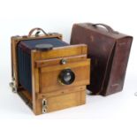 Plattenkamera um 1900Studiokamera rechteckiger Holzkorpus mit Laufboden u. Balg, Objek