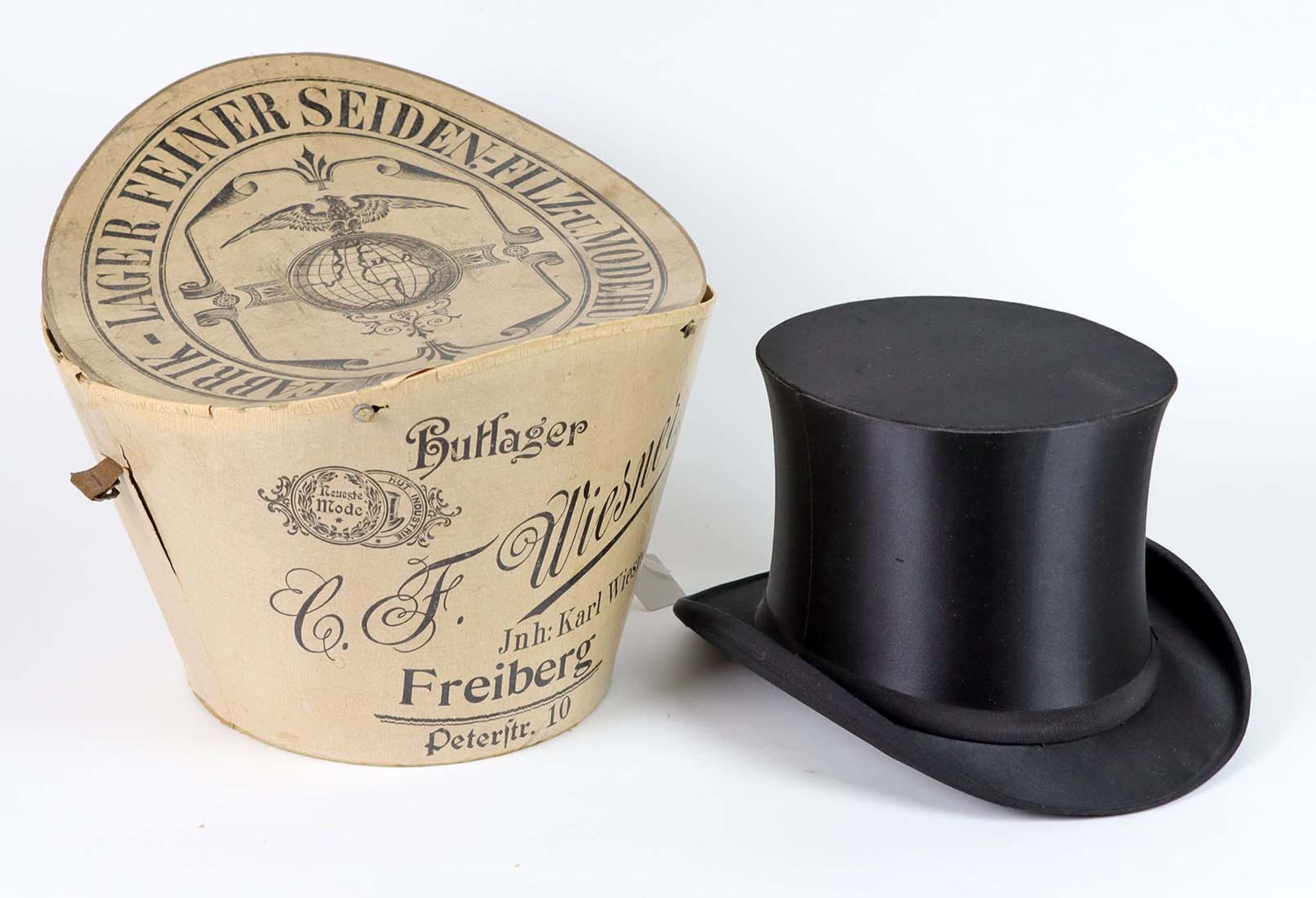 Zylinder im Karton um 1910Chapeau Claques aus schwarzem Satin mit Ripsband, innen schw