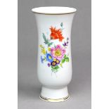 Meissen Vase *Blütenbouquet*Porzellan mit unterglasurblauer Schwertermarke der Porzel