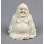 BuddhaElfenbein von Hand beschnitzt, im typischen Habitus sitzender Buddha, H ca. 5 cm