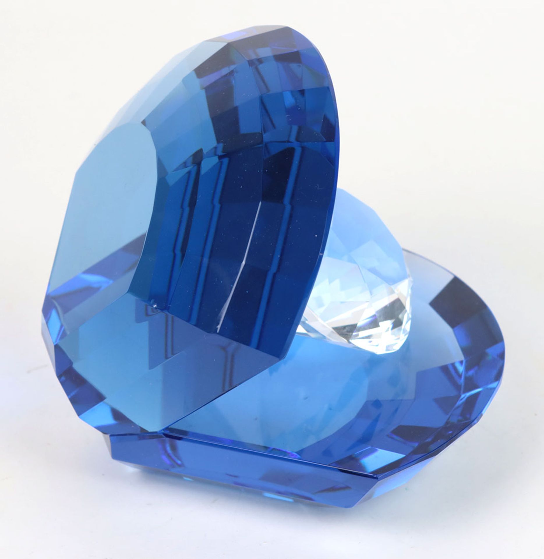 Kristallmuschel mit Kristall blaues transparentes, facettiertes Kristallglas in Form e - Image 2 of 2