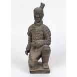 Terrakotta Figur dunkel getönte Terakotta, Ausformung eines asiatischen Kriegers mit